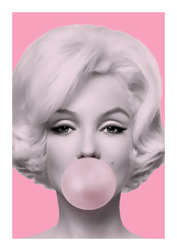 Een zwart-wit portret van een vrouw met kort golvend blond haar, die een bel blaast met roze kauwgom tegen een roze achtergrond, perfect als wanddecoratie. Dit is het Bubblegum Beauty Popart Schilderij van CollageDepot.