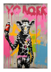 Op een straatkunstwerk is een giraffe afgebeeld die een rood spuitbusje vasthoudt met het opschrift 'Love You'. De giraffe is monochroom geschilderd met verschillende felle kleuren eromheen. "YO NOX" is hierboven in roze letters gespoten, waardoor het perfecte Giraffe Met Spuitbus Schilderij van CollageDepot ontstaat voor uw unieke wanddecoratie.-