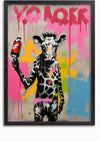 Een kleurrijk graffiti kunstwerk met een giraffe die een rood blikje spuitverf vasthoudt, perfect als wanddecoratie. De giraffe wordt weergegeven in zwart-wit met spatten van levendige kleuren zoals roze, geel en blauw op de achtergrond. "YO ROKK" staat bovenaan in roze verf. Dit opvallende stuk staat bekend als Giraffe Met Spuitbus Schilderij van CollageDepot.,Zwart-Zonder,Lichtbruin-Zonder,showOne,Zonder