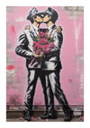 Een Love is all-schilderij op een grijze en roze muur toont twee politieagenten in uniform die elkaar kussen en een boeket roze rozen vasthouden. De agenten zijn gekleed in zwart-wit, terwijl het boeket en de achtergrond felle kleuraccenten vertonen, waardoor het een opvallende wanddecoratie is, versterkt door een magnetisch ophangsysteem van CollageDepot.