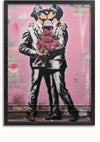 Een ingelijst Love is all-schilderij van CollageDepot in graffiti-stijl toont twee individuen gekleed in zwart-witte politie-uniformen die elkaar kussen, terwijl ze een boeket roze bloemen vasthouden. De roze achtergrond met vervaagde grijze elementen voegt charme toe. Deze unieke wanddecoratie wordt geleverd met een handig magnetisch ophangsysteem voor eenvoudige presentatie.