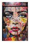 Een zeer gestileerde muurschildering, perfect als wanddecoratie, toont het gezicht van een vrouw met levendige kleuren en krachtige lijnen, die een groot oppervlak bedekken. De Vrouwengezicht Met Graffiti Tags van CollageDepot hebben opvallende gelaatstrekken, felblauwe ogen en rode lippen, met verschillende graffiti-tags en verfdruppels over de compositie.-