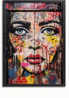 Een levendige straatkunstmuurschildering op een muur toont een groot, gedetailleerd portret van het gezicht van een vrouw. Het kunstwerk, dat lijkt op een uitgebreid schilderij, is gelaagd met verschillende kleuren, abstracte vormen en verfspatten, waardoor het een dynamische en expressieve uitstraling krijgt, perfect voor wanddecoratie. Dit stuk heet Vrouwengezicht Met Graffiti Tags van CollageDepot.,Zwart-Zonder,Lichtbruin-Zonder,showOne,Zonder