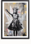 Een ingelijste Schilderij Meisje Met Kroon van CollageDepot toont een jong meisje met vleugels en een kroon, weergegeven in graffitistijl. Het meisje staat met één arm omhoog, met verfdruppels en spatten in zwart, wit en goud. De achtergrond is gevlekt grijs, wat een stedelijke textuur aan het straatkunststuk toevoegt.,Zwart-Met,Lichtbruin-Met,showOne,Met