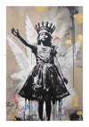 Een Meisje Met Kroon Schilderij van CollageDepot met een zwart-wit schilderij van een jong meisje in een jurk met engelenvleugels en een kroon. Haar rechterarm is opgeheven. De achtergrond is bespat met goud en zwarte verf, waardoor deze unieke wanddecoratie echt opvalt.-