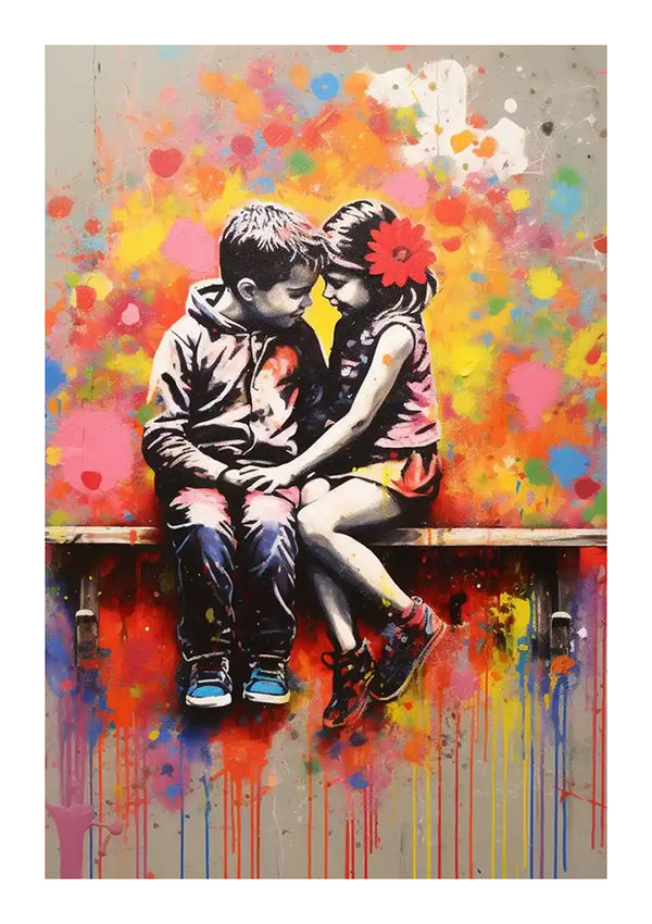 Een graffiti-achtig schilderij toont een jongen en een meisje zittend op een bankje tegen een kleurrijke, spetterende achtergrond. De jongen, in een hoodie en een broek, en het meisje, met een rode bloem in het haar en een jurk dragend, leunen naar elkaar toe, hand in hand. Perfect als wanddecoratie door zijn magnetisch ophangsysteem. Maak kennis met het "Twee kinderen op een bankje Schilderij" van CollageDepot.