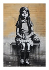 Een zwart-witte graffiti van een jong meisje zittend op een bankje, afgebeeld in een realistische stijl tegen een gele achtergrond. Ze draagt een pet, een overhemd met kraag, een geruite rok en sneakers uit de bba 089 - pop-artcollectie van CollageDepot.-