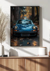 Een ingelijste foto van een Blauwe Vintage Porsche 911 Schilderij van CollageDepot op een met bladeren bedekte straat hangt boven een houten dressoir. Het tafereel wordt verlicht door straatlantaarns op de achtergrond. Op het dressoir staan pampasgras in een witte vaas en andere decorartikelen, allemaal opgehouden door een innovatief magnetisch ophangsysteem voor eenvoudige wanddecoratie.,Zwart