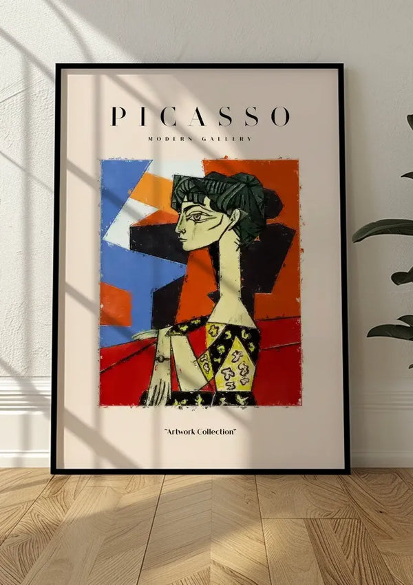 Een ingelijste poster van een CollageDepot Picasso Modern Gallery Schilderij wordt getoond op een houten vloer tegen een witte muur. Op de poster staat bovenaan "PICASSO Modern Gallery" en onderaan "Artwork Collection". Het kunstwerk toont een abstract portret met geometrische vormen, dat dient als elegante wanddecoratie.,Zwart
