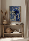 Een kamer met een houten consoletafel met decorartikelen zoals een vaas, een kom en kleine sculpturen. Boven de tafel hangt een ingelijst kunstwerk met CollageDepot's "aab 335 Delfts blauw", geïnspireerd op Vermeer's "Meisje met de parel". Natuurlijk licht filtert door een gordijn.,Lichtbruin