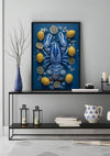 Een Blauwe Kreeft Met Gele Citroenen Schilderij van CollageDepot hangt elegant aan een grijze muur dankzij een magnetisch ophangsysteem. aanwezig staan zwarte planken met een blauw-witte vaas met kale takken, kaarsen, boeken en meer blauw-wit aardewerk. De vloer heeft ingewikkelde patronen.,Zwart