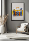 Een moderne woonkamer is voorzien van een ingelijste CollageDepot Louis Vuitton Oranje Handtas Schilderij van een tas met blauw en geel patroon op een beige muur. Op een rond vloerkleed staan een houten stoel met een licht kussen en een bijzettafeltje. Hoog pampagras in een witte vaas staat bij een groot raam met beige gordijnen.,Zwart