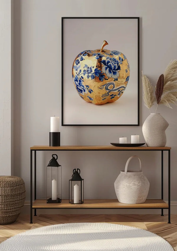 Een minimalistische woonruimte met een Decoratief Gouden Appel Schilderij van CollageDepot aan de muur. Hieronder staat een houten consoletafel met decorartikelen, waaronder kaarsen, lantaarns, een mand en een vaas met gedroogde planten.,Zwart