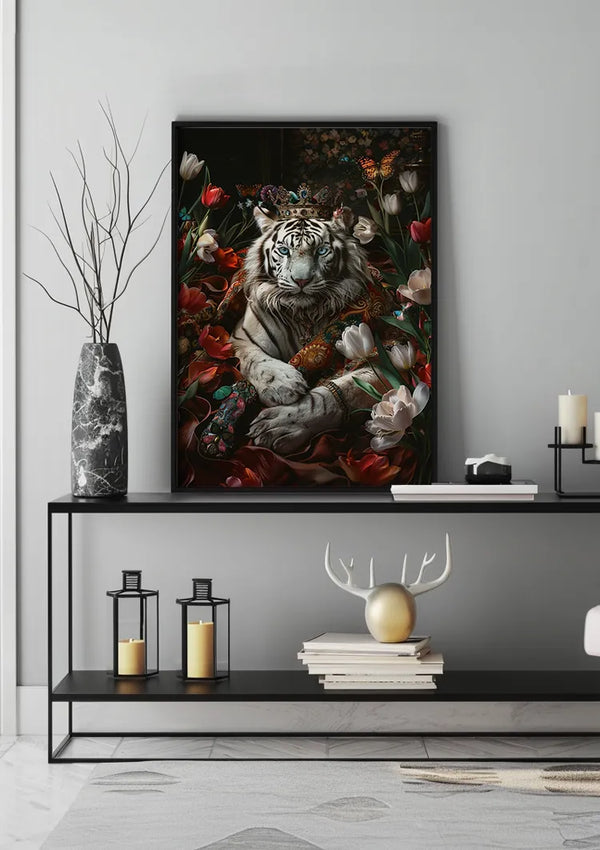 Een ingelijst schilderij van een witte tijger omringd door rode en witte bloemen, getiteld "Majestic Tiger Schilderij" van CollageDepot, wordt als wanddecoratie tentoongesteld op een moderne plank in een minimalistische kamer. Op de plank staan verder een gemarmerde vaas met kale takken, twee kaarslantaarns, een kaars en enkele decoratieve boeken met een gewei.,Zwart
