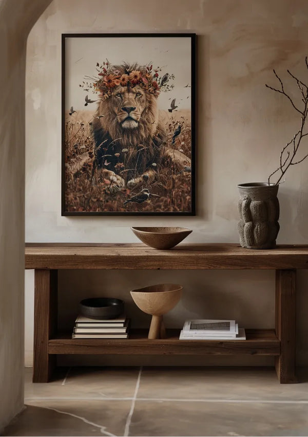 Een ingelijste foto van een leeuw met bloemige manen, aaa 107 Exclusive van CollageDepot, hangt aan een beige muur boven een rustieke houten consoletafel. De tafel is versierd met houten schalen, een stenen vaas en verschillende boeken, die de natuurlijke, aardse tinten van de kamer versterken.,Zwart
