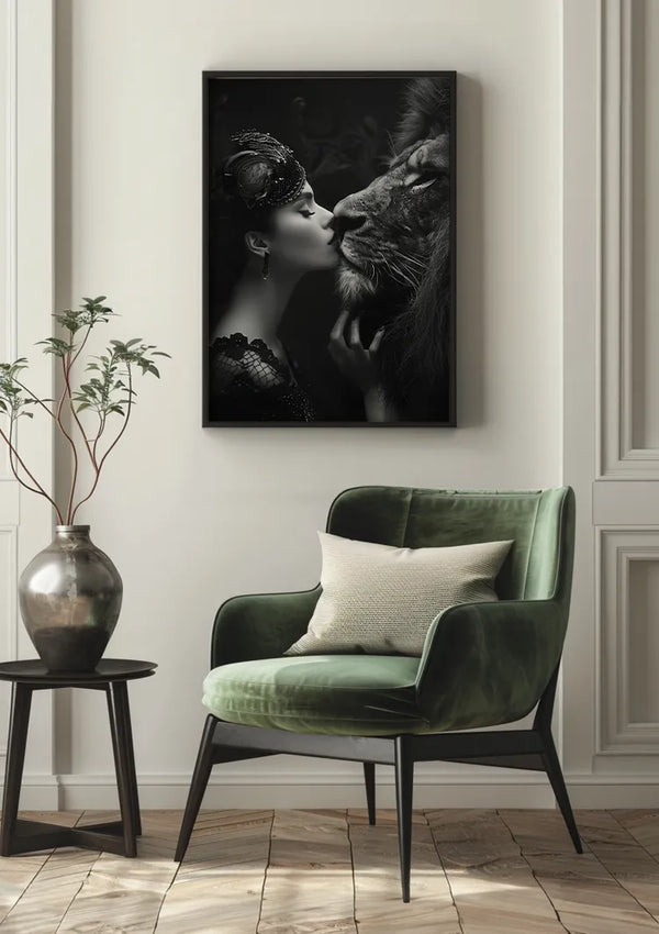 Een moderne woonkamer is voorzien van een groen fluwelen fauteuil met een beige kussen. Naast de stoel staat op een klein zwart bijzettafeltje een vaas met takken. Een zwart-witfoto van een vrouw en een leeuw in de directe nabijheid, de aaa 127 Exclusive van CollageDepot, hangt aan de muur en creëert een intrigerend middelpunt in deze stijlvolle omgeving.,Zwart