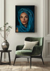 Een stijlvolle kamer heeft een ingelijst portret van aaa 128 Exclusive van CollageDepot aan de muur. Beneden staat een groen fluwelen fauteuil met een wit kussen en een klein rond zwart bijzettafeltje met een potplant, waardoor een uitnodigende en elegante ruimte ontstaat.,Zwart