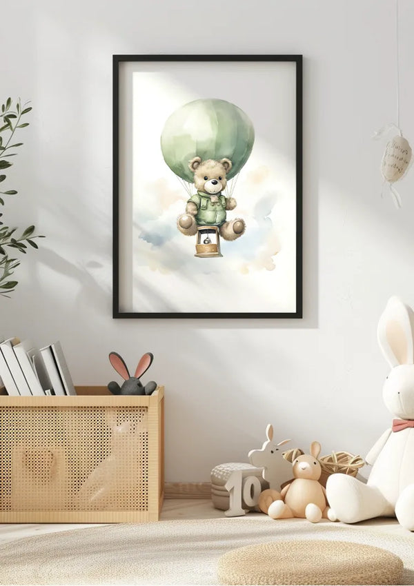 Een kinderkamer heeft een ingelijste Teddybeer Met Groene Luchtballon van CollageDepot als middelpunt van het wanddecor. Hieronder staat een geweven mand met speelgoed, waaronder een konijn, en een wit speelgoedkonijntje op de grond. Links staat een klein plantje.,Zwart