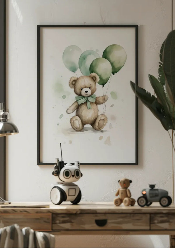 Een CollageDepot Teddybeer Met Groene Ballonnen Schilderij van een beer met drie groene ballonnen hangt aan een witte muur boven een bureau. Op het bureau staan een klein speelgoedrobot, een beeldje van een teddybeer en een miniatuurauto. Aan de rechterkant is gedeeltelijk een lommerrijke plant zichtbaar, als aanvulling op de charmante wanddecoratie.,Lichtbruin