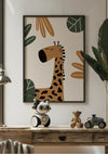 Aan de muur hangt een ingelijste tekening van een cartoongiraffe met gesloten ogen, of "Rustige Giraffe Schilderij" van CollageDepot, omgeven door groene en oranje palmbladeren. Het wanddecor wordt versterkt door een houten bureau eronder, met daarop een kleine witte robot, een teddybeer en een speelgoedtractor, netjes gerangschikt.,Zwart