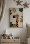 De afbeelding toont een kinderkamer met aan de muur een ingelijst Rustige Giraffe Schilderij van CollageDepot. De kamer heeft neutrale tinten, met een houten kist met knuffels, een kussen op de vloer en stervormige wanddecoratie.,Lichtbruin