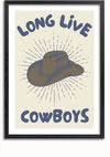 Een ingelijste posterdisplay, perfect voor elke wanddecoratie, toont een bruine cowboyhoed met stralende lijnen eromheen. De tekst op de poster luidt "LONG LIVE COWBOYS" in vetgedrukte, blauwe letters, met "LONG LIVE" boven het Long Live Cowboys Schilderij en "COWBOYS" eronder. Dit stuk wordt u aangeboden door CollageDepot.,Zwart-Met,Lichtbruin-Met,showOne,Met
