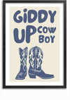 Een Giddy Up Cowboy Schilderij van CollageDepot met de tekst "Giddy Up Cowboy" in grote, gestileerde letters. Onder de tekst staat een afbeelding van twee cowboylaarzen met decoratieve patronen. Het schilderij, dat eenvoudig kan worden weergegeven door middel van een magnetisch ophangsysteem, heeft een beige achtergrond en blauwe elementen.,Zwart-Met,Lichtbruin-Met,showOne,Met