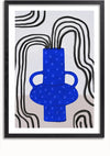 Een ingelijst Blauwe Vaas Schilderij van CollageDepot toont een blauwe, gestippelde abstracte vorm met handvatten. Zwarte, golvende lijnen strekken zich vanuit de vorm naar buiten uit tegen een witte achtergrond, waardoor een intrigerend stukje wanddecoratie ontstaat.,Zwart-Met,Lichtbruin-Met,showOne,Met