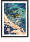 Een Rots En Zee-schilderij van CollageDepot dient als prachtige wanddecoratie en toont een rotsachtig kusttafereel met helderblauw water. De afbeelding legt de texturen van de rotsen en de verschillende tinten blauw en groen in het water vast, perfect om op te hangen met elk betrouwbaar ophangsysteem.,Zwart-Met,Lichtbruin-Met,showOne,Met