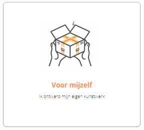 Een illustratie van handen die een open kartonnen doos vasthouden met een oranje kruis erop. De tekst onder de afbeelding luidt in het Nederlands: "Voor mijzelf" en "Ik ontwerp mijn eigen kunstwerk". Productnaam: Fotolijst Merknaam: Snelle verlanglijst
